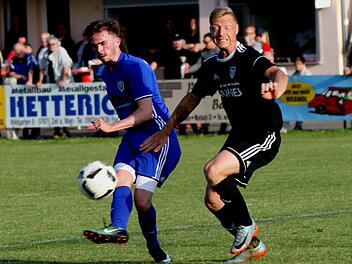 Das war das 0:1: Der Erlangener Simon Drießlein lässt den Sander Stefan Nöthling (rechts) aussteigen und schießt den Ball zur Führung des FSV ins rechte untere Ecke.  Foto: Günther Geiling