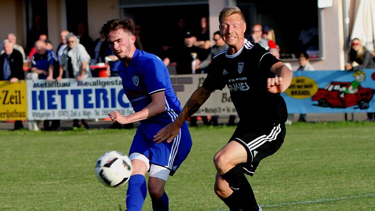 Das war das 0:1: Der Erlangener Simon Drießlein lässt den Sander Stefan Nöthling (rechts) aussteigen und schießt den Ball zur Führung des FSV ins rechte untere Ecke.  Foto: Günther Geiling