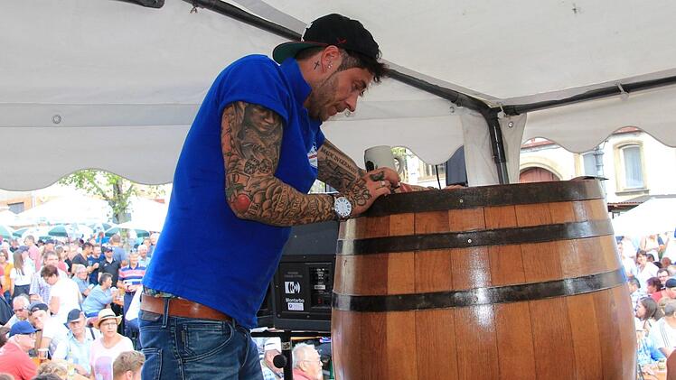 Brauer Thomas Hennemann beim Befüllen und Anstechen der einzelnen Biere für die Wahl des Königs. Alle Biere wurde aus diesem großen Fass abgefüllt.Matthias Einwag