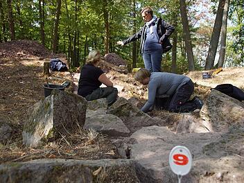 Am Burgstall bei Eltmann wird wieder gegraben. Britta Ziegler und ihr Team (hier Vivien Welker, links, und Nadine Plaschke, rechts) versuchen, in vier Wochen so viele Geheimnisse wie möglich zu lüften.Sabine Weinbeer