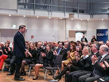 Warmen Beifall gab es für Markus Söder im Hegelsaal.  Foto: Barbara Herbst