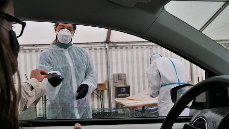 Der Personalausweis wird überprüft.