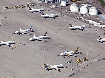 Die Luftverkehrswirtschaft gehört zu den Branchen, die von der Corona-Krise am stärksten betroffen sind. Bei einem digitalen Treffen diskutierten Politiker und Vertreter der Luftverkehrsunternehmer über die Probleme der von der Corona-Krise hart getroffenen Branche.  Foto: Uli Deck, dpa