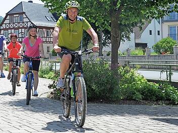 In der Gruppe macht Radeln einfach mehr Spaß. Man kann, wie dieses gerade Stublang durchquerende Quartett, auf eigene Faust die Region erkunden oder sich für eine ebene bis sportlich herausfordernde Tour des ADFC Obermain anmelden.