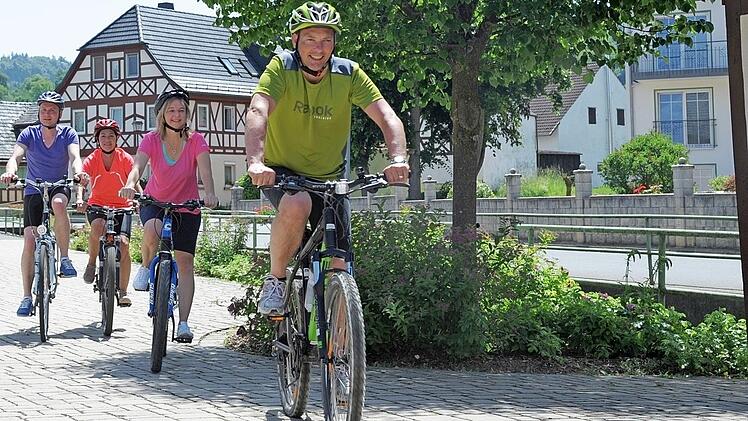 In der Gruppe macht Radeln einfach mehr Spaß. Man kann, wie dieses gerade Stublang durchquerende Quartett, auf eigene Faust die Region erkunden oder sich für eine ebene bis sportlich herausfordernde Tour des ADFC Obermain anmelden.