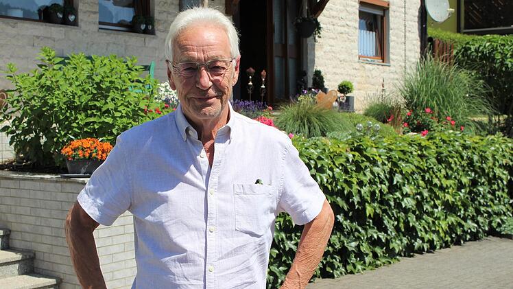 Werner Walter vor seinem Haus in Römershag. Hier kann er zukünftig den Ruhestand genießen. Foto: Julia Raab