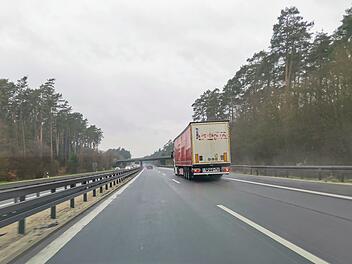 Unfall auf A73: Auto kracht in Sattelzug