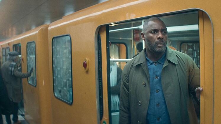 Schon wieder eine Entf&uuml;hrung: Sam Nelson (Idris Elba) muss in der zweiten Staffel "Hijack" eine Berliner U-Bahn retten.