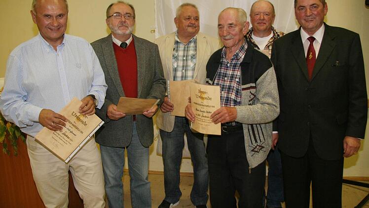 Erhard Hildner (rechts), Vorsitzender des Männergesangvereins Wartenfels-Schwand und Tenor bei der Chorgemeinschaft Presseck-Wartenfels, zeichnete Edi Gareis, Reinhard Klier, Hans-Gerhard Stöcker, Leander Stöcker und Michael Geyer für 25-jährige Treue aus.