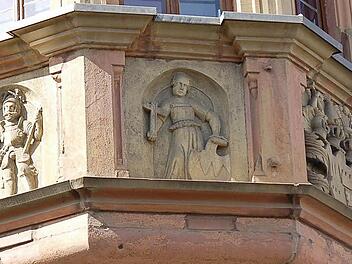 Der Polygonerker am Bad Königshofener Rathaus zeigt Wappen, Ritter und eine Königin in Ketten. Fotos: Hanns Friedrich
