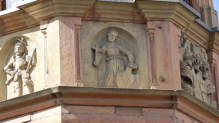 Der Polygonerker am Bad Königshofener Rathaus zeigt Wappen, Ritter und eine Königin in Ketten. Fotos: Hanns Friedrich