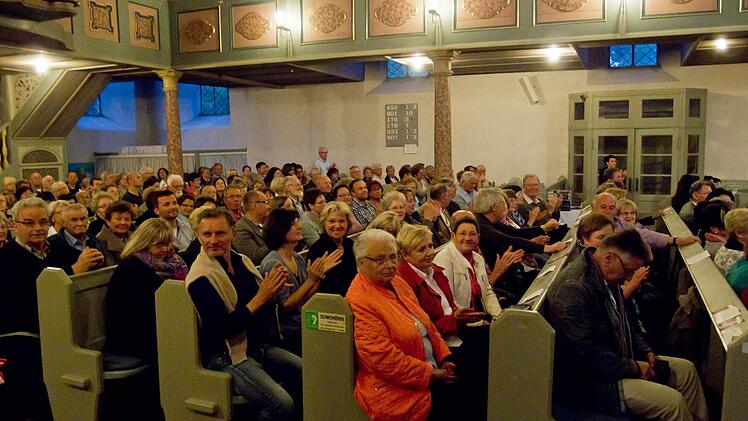 Reichlich Applaus gab es von den zahlreichen Zuhärern in der Heilig-Kreuz-KircheFoto: Jochen Berger