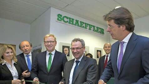 Schaeffler er&ouml;ffnet neues B&uuml;ro im Haus in Moskau: Natalia Zhuravleva (von links), Andrej Atamanenko (Exekutivdirektor Russland), Prof. Rainer Lindner (CEO Mittel- und Osteuropa), Dietmar Heinrich (CEO Europa), Mikhail Volkov (Exekutivdirektor Manufacturing Russland), Klaus Rosenfeld (Vorsitzender des Vorstands) Foto: Schaeffler