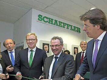 Schaeffler eröffnet neues Büro im Haus in Moskau: Natalia Zhuravleva (von links), Andrej Atamanenko (Exekutivdirektor Russland), Prof. Rainer Lindner (CEO Mittel- und Osteuropa), Dietmar Heinrich (CEO Europa), Mikhail Volkov (Exekutivdirektor Manufacturing Russland), Klaus Rosenfeld (Vorsitzender des Vorstands) Foto: Schaeffler