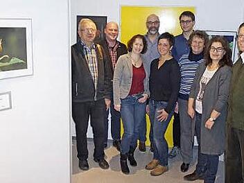 Fotoausstellung in der Hauer`schen Galerie in Bischofsheim. Das Bild zeigt von links: Martin Schiermeyer, Bürgermeister Georg Seiffert, Michaela Schleicher, Uwe Conradi, Anja Otter, Marcel Halbleib, Angelika Zotter, Hildtrud Hampl und Manfred Hauer.  Foto: Marion Eckert