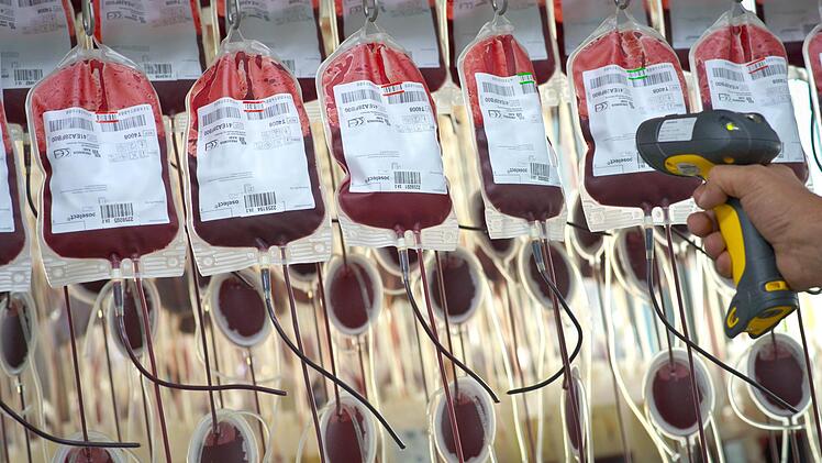 In der Ferienzeit tut sich das Rote Kreuz schwer, gen&uuml;gend Blutspender zu finden. Die Richtlinien f&uuml;r freiwillige Spender haben sich vor kurzem ge&auml;ndert. Foto: David Ebener, dpa