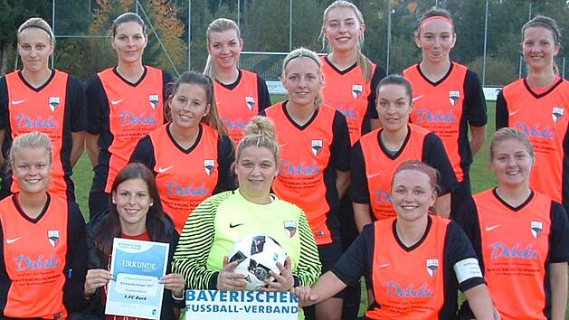 Für die Burker Kreispokalsiegerinnen gab es neben dem Henkelpott und den Urkunden Shorts als Preis. Stehend v. li.: Spielertrainerin Saskia Fischer, Isabel Barthelmann, Laura Schmidt, Mara Wolff, Sina Dziumbla und Jana Kupfer. Mitte v. li.: die Torschützinnen Julia Rose und Theresa Leipold sowie Selina Schamel. Unten v. li.: Annika Hänsch, Selina Pelch, Jennifer Späth, Natascha Späth und Alexandra Loukas.  Foto: privat