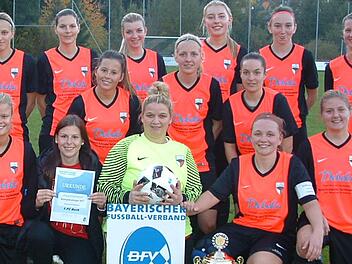 Für die Burker Kreispokalsiegerinnen gab es neben dem Henkelpott und den Urkunden Shorts als Preis. Stehend v. li.: Spielertrainerin Saskia Fischer, Isabel Barthelmann, Laura Schmidt, Mara Wolff, Sina Dziumbla und Jana Kupfer. Mitte v. li.: die Torschützinnen Julia Rose und Theresa Leipold sowie Selina Schamel. Unten v. li.: Annika Hänsch, Selina Pelch, Jennifer Späth, Natascha Späth und Alexandra Loukas.  Foto: privat