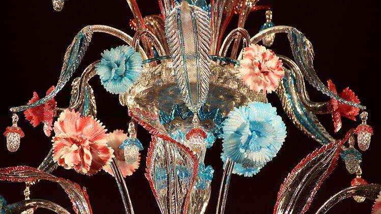 Zart, leuchtend, fantastisch: Details  im  venezianischen Leuchter in der neugestalteten Coburger Sammlung. Carolin Herrmann