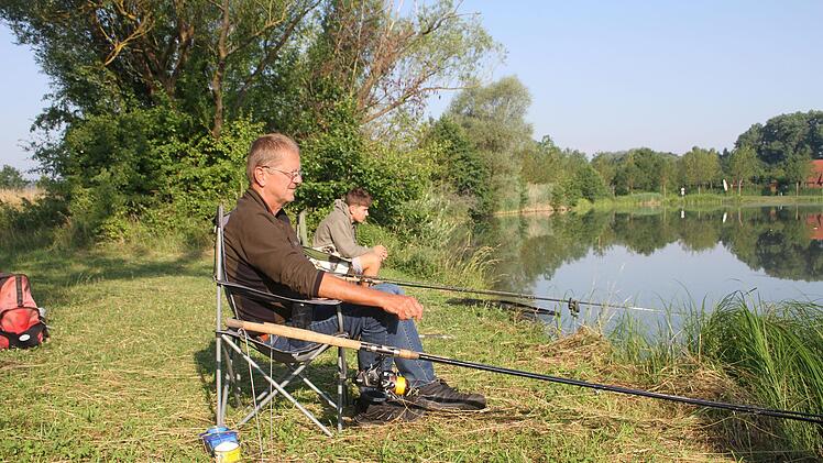 Gerhard Schlund (64) und sein Enkel Ben Hofius (14) genossen den Sonnenaufgang am Oberauhof. Foto: Sonny Adam