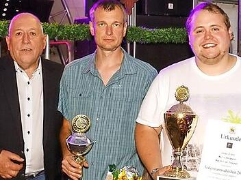Die Sieger der Einzel- und Mannschaftswertung (v.l.): Erster Schützenmeister Johannes Haase, Mario Bergmann und Maximilian Treuner