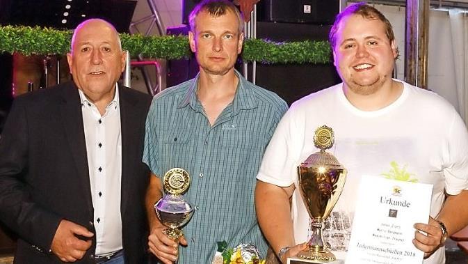 Die Sieger der Einzel- und Mannschaftswertung (v.l.): Erster Schützenmeister Johannes Haase, Mario Bergmann und Maximilian Treuner