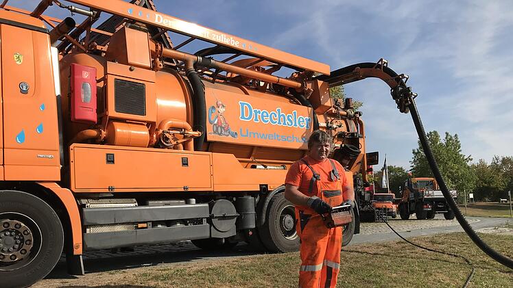 Die Algen werden direkt in das Entsorgungsauto gesaugt. Foto: Sonny Adam