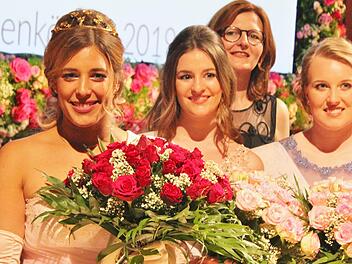 Rosenkönigin wurde 2019 Lynette Schmidt. Hier im Bild mit Rosenprinzessinnen Dana Rüttger und Isabell Voll, im Hintergrund: Kurdirektorin Sylvie.Werner Vogel