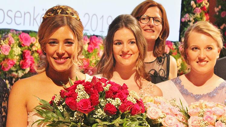 Rosenkönigin wurde 2019 Lynette Schmidt. Hier im Bild mit Rosenprinzessinnen Dana Rüttger und Isabell Voll, im Hintergrund: Kurdirektorin Sylvie.Werner Vogel