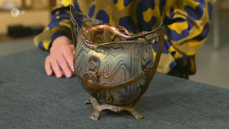 Friederike Werner datierte eine Jugendstil-Vase um 1900. Trotz fehlenden Stempels vermutete die Expertin, die Vase stammt von Kralik & Sohn aus Böhmen. Gewünscht wurden 500 Euro. Die Expertin schätzte 500 bis 600 Euro. Jos van Katwijk zahlte 500 Euro.