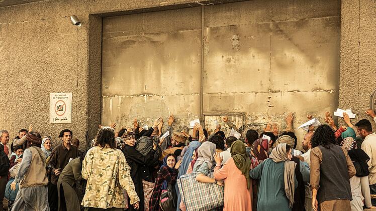 W&auml;hrend die Taliban die Macht in Kabul &uuml;bernehmen, suchen zahlreiche Afghaninnen und Afghanen, die mit den NATO-Kr&auml;ften zusammengearbeitet hatten, Zuflucht in der franz&ouml;sischen Botschaft. Hier m&ouml;chte man eigentlich in erster Linie die eigenen Leute ausfliegen und nicht andere Leute aufnehmen.