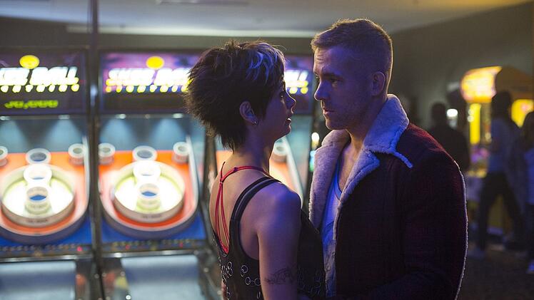 Ganz viel Amore: Die nymphomanisch veranlagte Vanessa (Morena Baccarin) und der hier noch relativ gutaussehende Wade (Ryan Reynolds) lieben einander sehr. Sie wollen gerne heiraten.