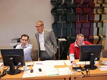 Das Walhteam im Landratsamt schulterte die Schnellmeldungen aus dem ganzen Stimmkreis mit 26 Gemeinden aus dem Landkreis Haßberge und 28 Gemeinden aus dem Landkreis Rhön-Grabfeld. Von links: Michael Schor, Stimmkreisleiter Thomas Albert und Olaf Rückert.  Foto: Klaus Schmitt