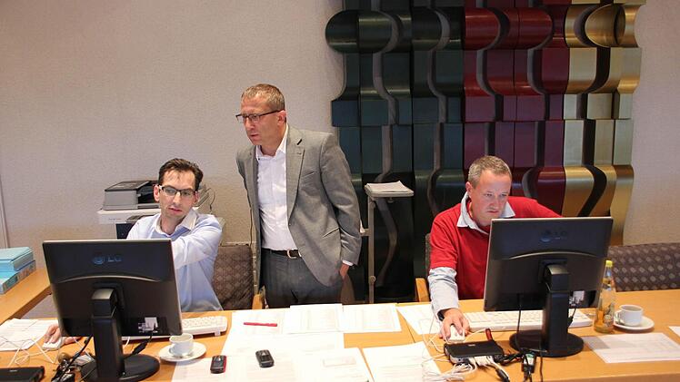 Das Walhteam im Landratsamt schulterte die Schnellmeldungen aus dem ganzen Stimmkreis mit 26 Gemeinden aus dem Landkreis Haßberge und 28 Gemeinden aus dem Landkreis Rhön-Grabfeld. Von links: Michael Schor, Stimmkreisleiter Thomas Albert und Olaf Rückert.  Foto: Klaus Schmitt