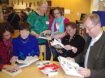 Alexandra Steidl, Ingeborg Endner, Jeany Leen, Andrea Roderer, Pastoralreferentin Birgitta Staufer und Regionaldekan Thomas Teuchgräber (von links) schmökern in ihren Lieblingsbüchern. Foto: Heike Schülein