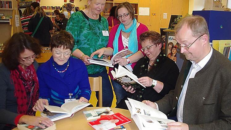 Alexandra Steidl, Ingeborg Endner, Jeany Leen, Andrea Roderer, Pastoralreferentin Birgitta Staufer und Regionaldekan Thomas Teuchgräber (von links) schmökern in ihren Lieblingsbüchern. Foto: Heike Schülein