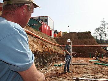 Erich Stockmann und Alexander Weber messen die Gebäude-Achse der Tiefgarage ein. Fotos: Ulrike Müller