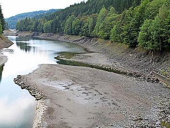 Die Ködeltalsperre hat derzeit einen relativ niedrigen Wasserstand. Grund zur Sorge gibt es allerdings für die Trinkwasserversorgung nicht. Besonders am Einlauf vom Vorsee kann man die Sohle des Sees schon deutlich erkennen.  Foto: Michael Wunder