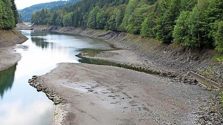 Die Ködeltalsperre hat derzeit einen relativ niedrigen Wasserstand. Grund zur Sorge gibt es allerdings für die Trinkwasserversorgung nicht. Besonders am Einlauf vom Vorsee kann man die Sohle des Sees schon deutlich erkennen.  Foto: Michael Wunder