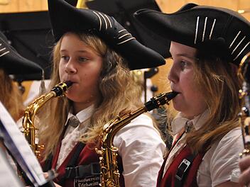 Mit einer guten Musikauswahl punktete der Musikverein Edelweiß Lauter bei den vielen Zuhörern in der Lauterer Edelweißhalle. Hier hoch konzentriert Jasmin Geßner (links) und Johanna Friedel. Foto: Peter Klopf