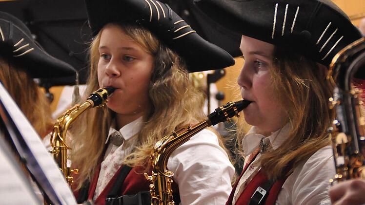 Mit einer guten Musikauswahl punktete der Musikverein Edelweiß Lauter bei den vielen Zuhörern in der Lauterer Edelweißhalle. Hier hoch konzentriert Jasmin Geßner (links) und Johanna Friedel. Foto: Peter Klopf
