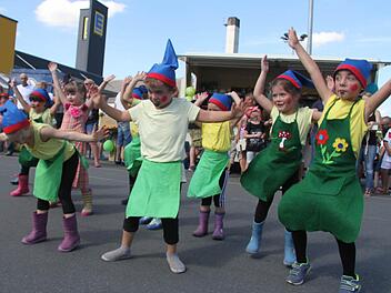 Eine tolle Tanzeinlage präsentierten die Mädchen und Jungen vom Kindergarten Friedenskirche bei der Benefizaktion: Sie zeigten ihren Zwergentanz. Foto: Sonja Adam