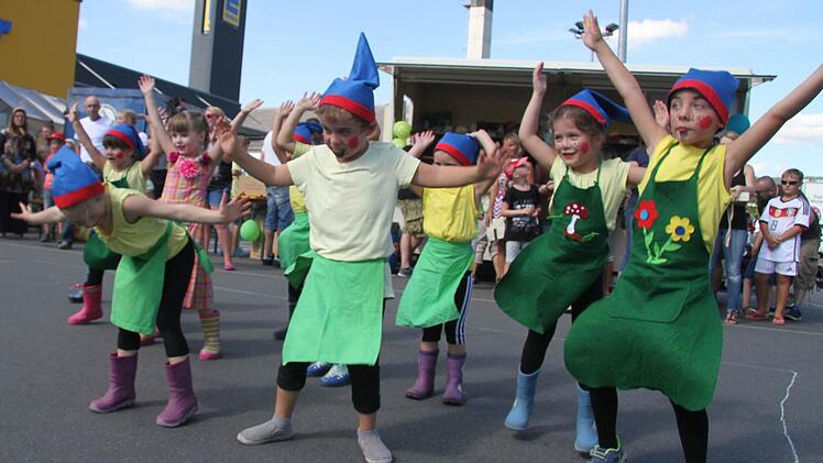 Eine tolle Tanzeinlage präsentierten die Mädchen und Jungen vom Kindergarten Friedenskirche bei der Benefizaktion: Sie zeigten ihren Zwergentanz. Foto: Sonja Adam