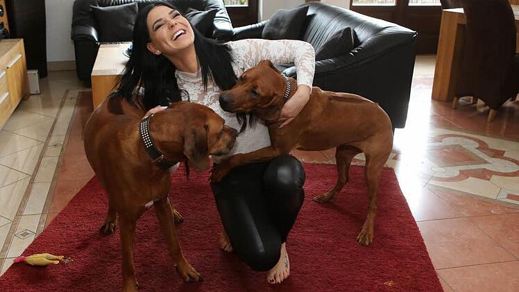 Große Liebe: Estella mit ihren beiden Hunden Vega und Aza (Rasse Rhodesian Ridgeback). Foto: Barbara Herbst