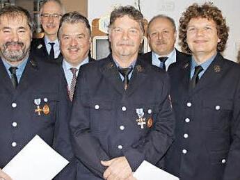 Für 40 Jahre Feuerwehr-Dienst wurden Harald Gräf (Zweiter von links) und Oswald Oppelt (Fünfter von links) geehrt. Mit im Bild (von links) Kreisbrandinspektor Fritz Weinlein, Kreisbrandmeister Michael Ködel, Landrat Klaus Peter Söllner, der 2. Mainleuser Bürgermeister Jürgen Karg, Feuerwehr-Vorsitzender Markus Oppelt und Kommandantin Andrea Pfadenhauer-Wagner. Foto: Christian Schuberth