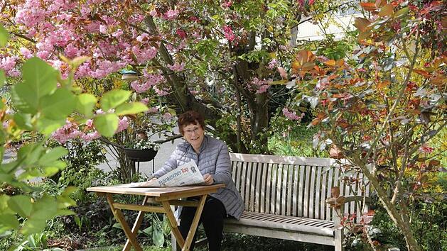 Das ist im Sommer Eva Rupperts Lieblingsplatz. "Hier ist es k&uuml;hler als unter dem Sonnenschirm auf der Terrasse", sagt sie. Foto: Barbara Herbst