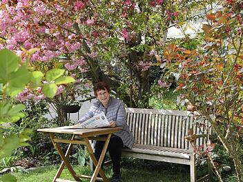 Das ist im Sommer Eva Rupperts Lieblingsplatz. "Hier ist es kühler als unter dem Sonnenschirm auf der Terrasse", sagt sie. Foto: Barbara Herbst