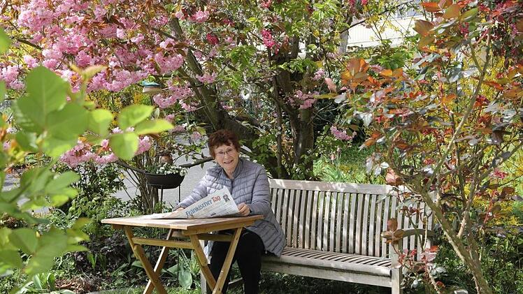 Das ist im Sommer Eva Rupperts Lieblingsplatz. "Hier ist es kühler als unter dem Sonnenschirm auf der Terrasse", sagt sie. Foto: Barbara Herbst