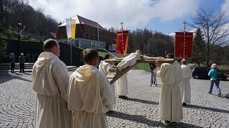 Das Kreuz wurde beim Hochfest Kreuzauffindung in der Prozession um die Klosterkirche getragen. Gefeiert wurde das Fest mit einem Pontifikalamt mit Bischof Friedhelm Hofmann.  Foto: Marion Eckert