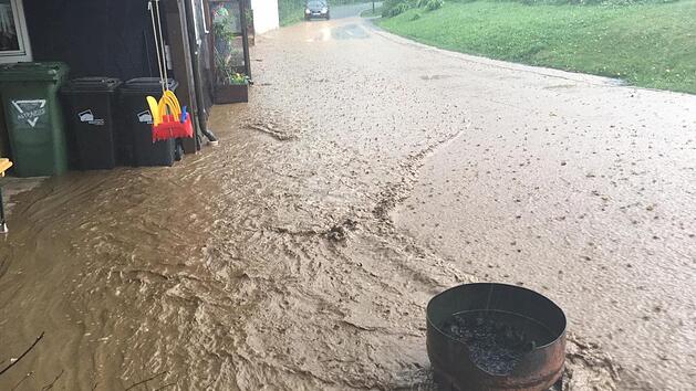 Von der Stra&szlig;e war wegen der Wassermassen teilweise nicht mehr viel zu sehen. Foto: Freiwillige Feuerwehr Ludwigsstadt